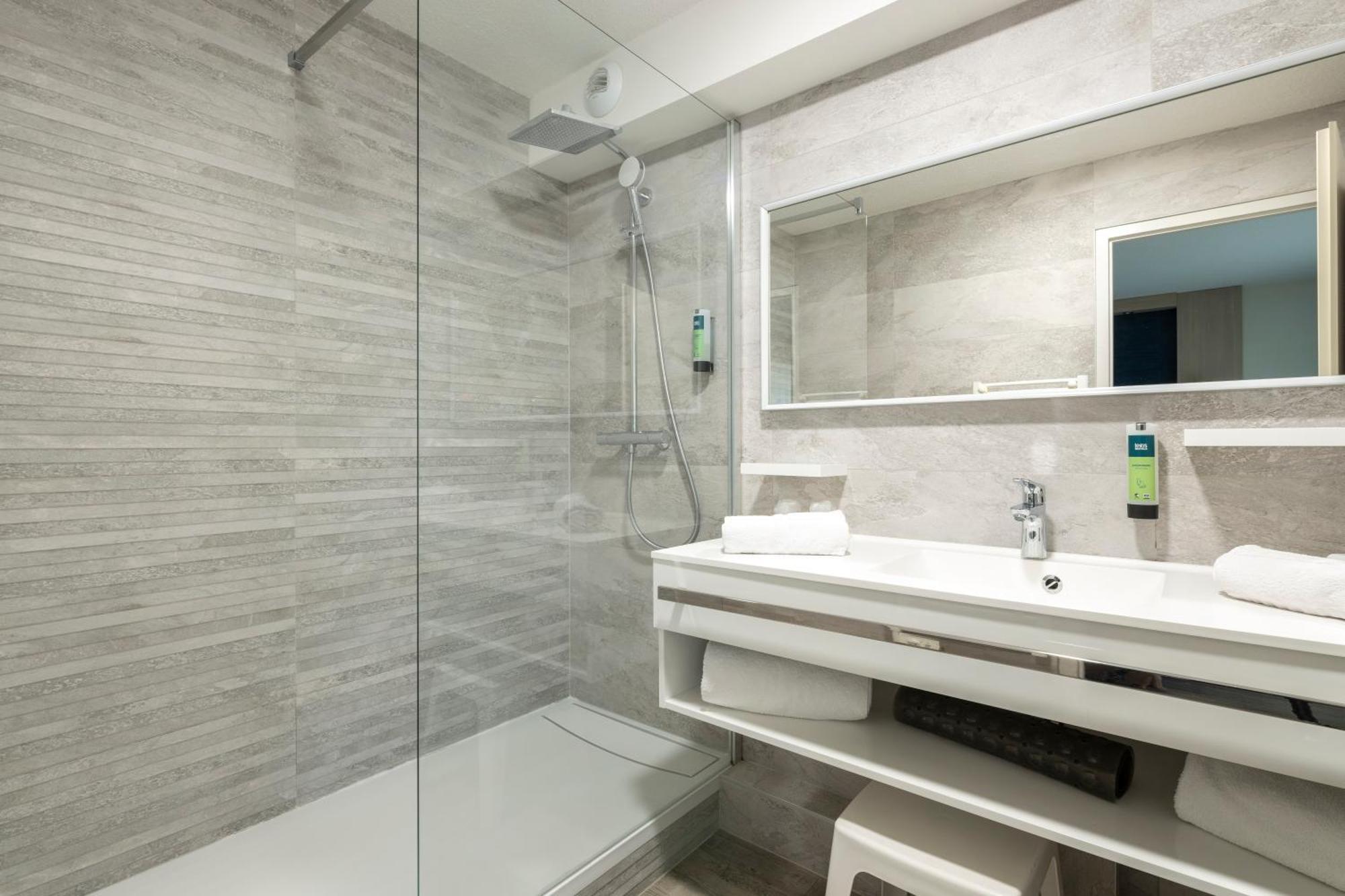 Logis Hotel Arc En Ciel โทนง-เลส์-แบงส์ ภายนอก รูปภาพ